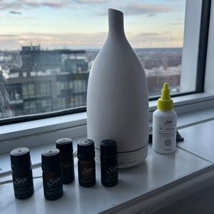 Saje aromaOm diffuser. Used but in great condition. Cleaner and oils included.